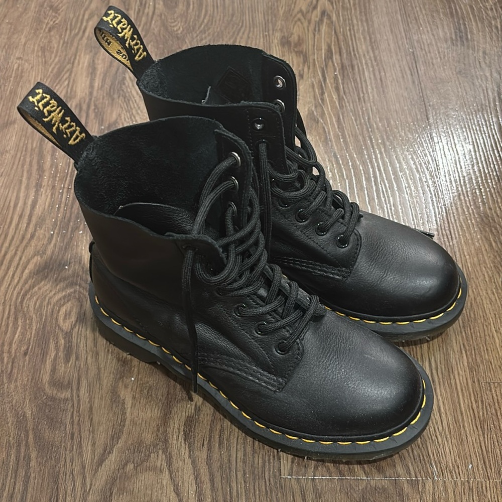 Like New Dr. Martens 1460 Pascal Virginia Leather Ankle Boots Black Women's 6